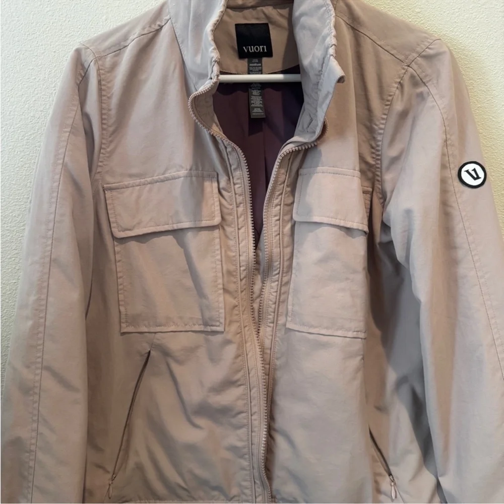VUORI Lightweight Jacket Military In Dogwood Medium w/flaw - Picture 3 of 12